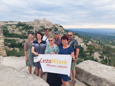 Klienti před vesnicí Gordes