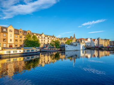 Nábřeží v městečku Leith, Skotsko