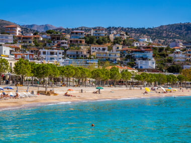 Pláž Himare s promenádou ve městě Vlora, Albánie 