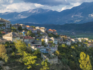 Pohled na staré město v Gjirokastře, Albania