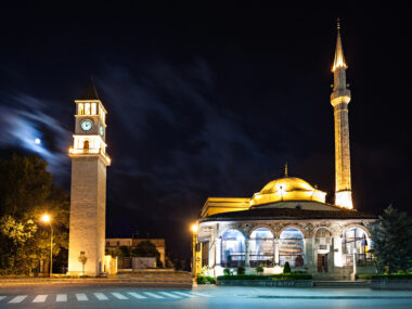 Noční Tirana, Albánie