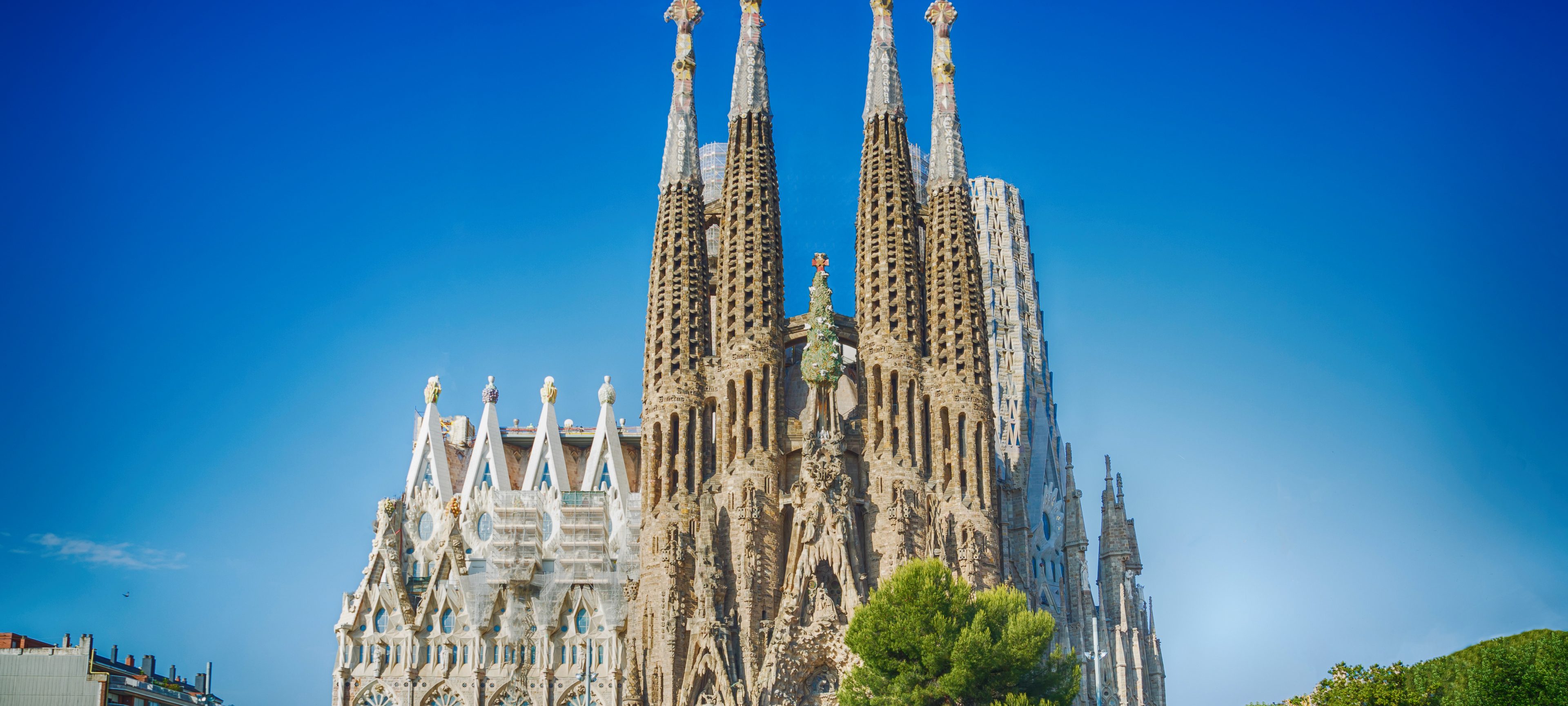 Který světoznámý architekt začal se stavbou chrámu Sagrada Familia v Barceloně který se začal stavět v roce 1882 a doposud nebyl zcela dokončen?