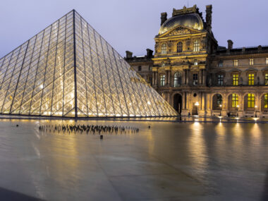 Pyramida a muzeum Louvre
