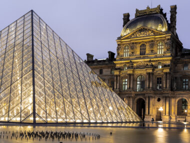 Pyramida a muzeum Louvre