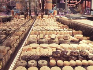 Sýry v Les Halles de Paul Bocuse