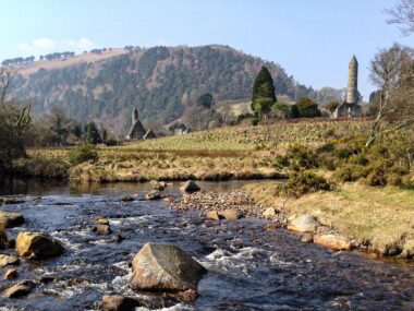 Krajina Irska s klášterem Glendalough v pozadí