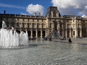 Louvre nádvoří