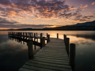 Molo na jezeře Coniston při západu slunce