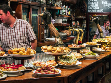 Typický bar v San Sebastian, centra Baskicka. Ochutnáme?