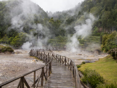 jezero Furnas a furmalová pole