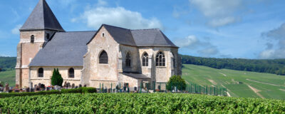 Kostel uprostřed vinic nedaleko Épernay, Francie