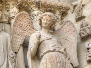 Slavný usmívající se anděl na katedrále v Remeši