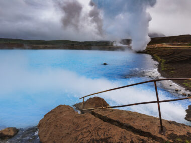 Koupání u jezera Mývatn, Island