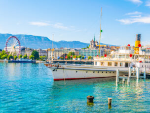 Loď na břehu jezera v Ženevě, Švýcarsko