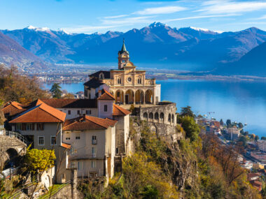 Výhled od Madonna del Sasso na Locarno s jezerem Maggiore,