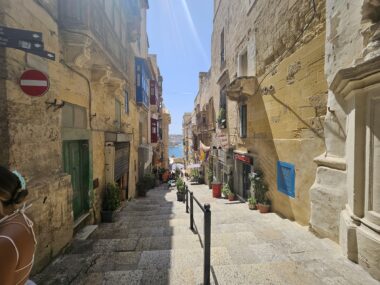 Ulička ve Vallettě, Malta