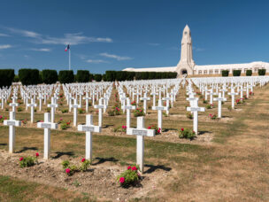 Kostnice a hřbitov Douaumont, Verdun