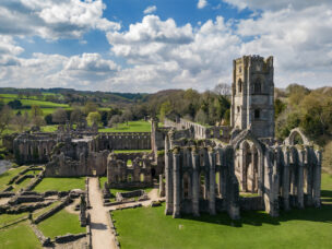 Letecký pohled na Fountaisns Abbey, Yorkshire, Anglie