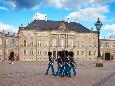 Střídání stráží před královským palácem Amalienborg, Kodaň