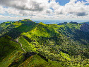 Pohled na vulkanickou krajinu z Puy de Sancy, Auvergne